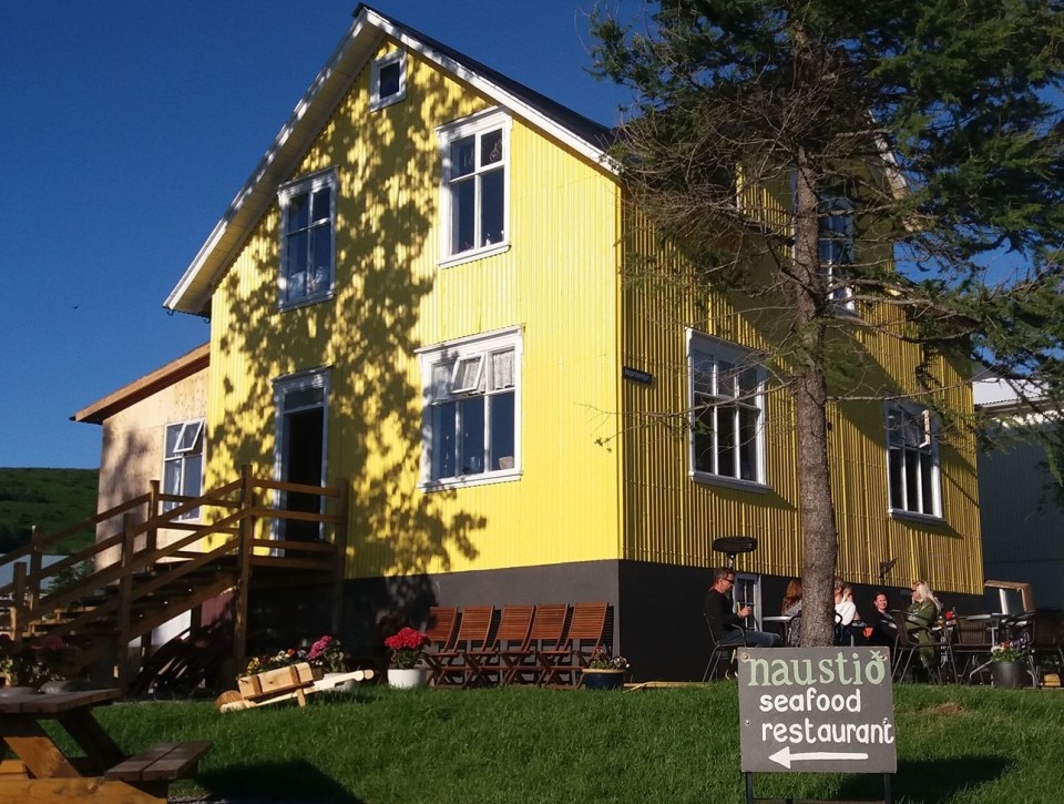 Naustið restaurant is located in an easily recognizable yellow wooden building © Naustið